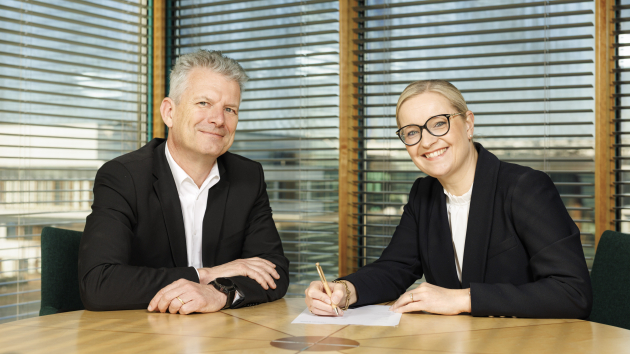 Metsä Board und Heidelberger Druckmaschinen vereinbaren strategische Partnerschaft - Andreas Lang, Senior Vice President Global Accounts and Packaging bei Heidelberger Druckmaschinen, und Erja Hyrsky, Senior Vice President Commercial Operations bei Metsä Board - Quelle: Seppo Samuli